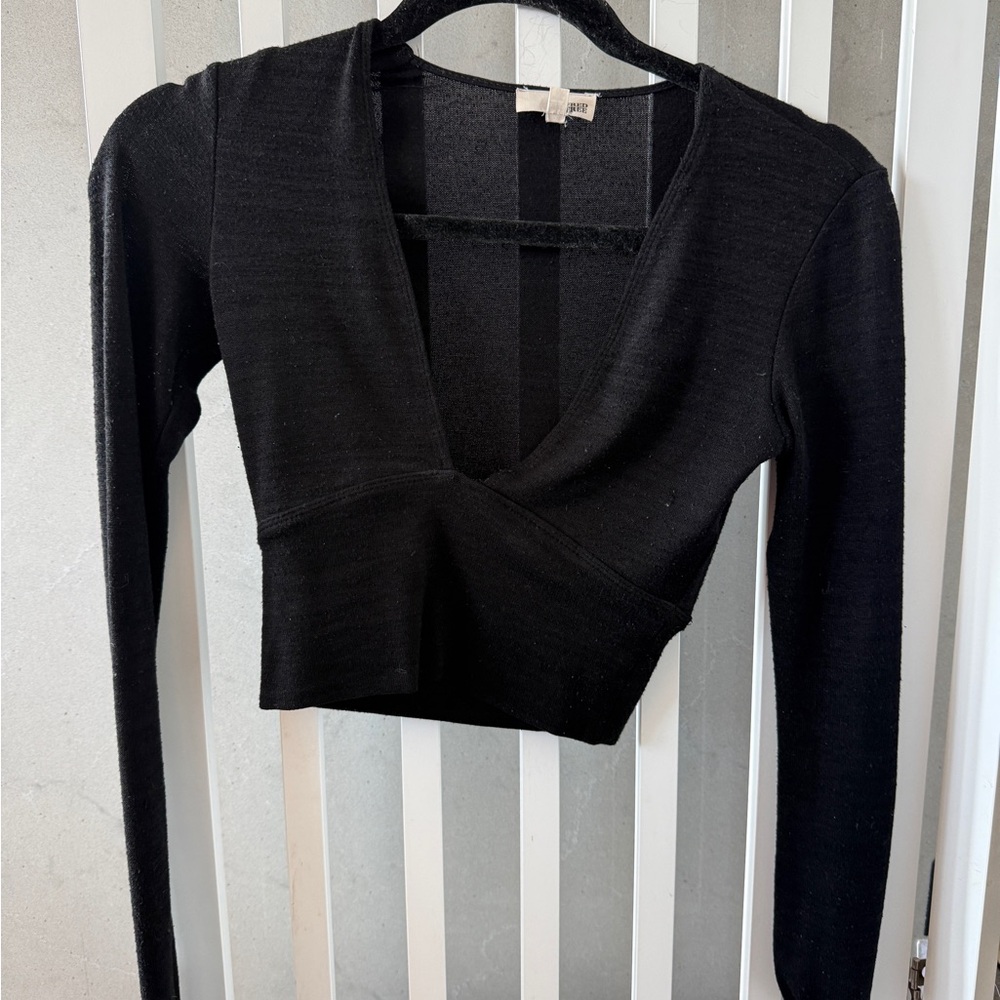 Wilfred Black V-Neck Long Sleeve Cropped Knit Top